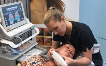 Strakkere kaaklijn? Krista doet de Ultherapy ultrasound methode. Video!